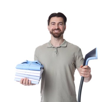 Buharlı adam ve beyaz arka planda bir yığın giysi.