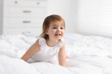 Sevimli küçük bebek kız evde yatakta