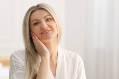 Kapalı alanda sarı saçlı güzel bir kadının portresi. Metin için boşluk