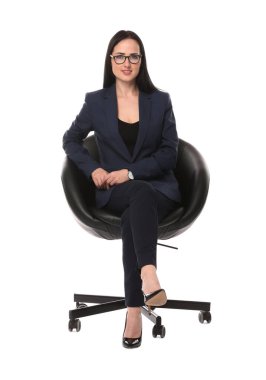 Beyaz arka planda ofis koltuğunda profesyonel psikolog.