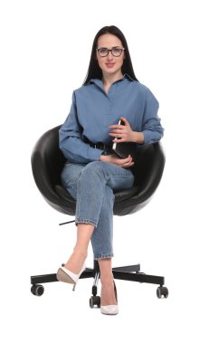 Ofis koltuğunda beyaz arka planda not defteri olan profesyonel psikolog.