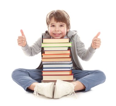 Beyaz arka plan hakkında çok farklı kitapları olan bir çocuk.