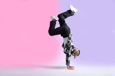 Renkli arka planda dans eden şık elbiseli çocuk, metin için alan