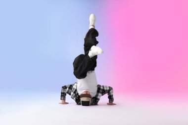 Renkli arka planda dans eden şık elbiseli çocuk.