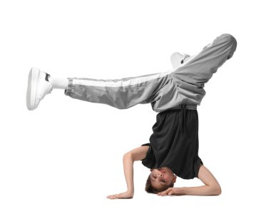 Beyaz arka planda dans eden şık elbiseli bir çocuk.