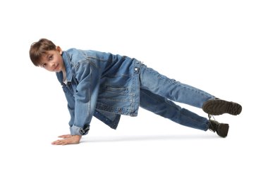 Beyaz arka planda dans eden şık elbiseli bir çocuk.