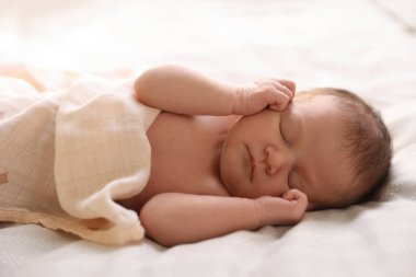 Yatma vakti. Yatakta uyuyan sevimli küçük bebek.