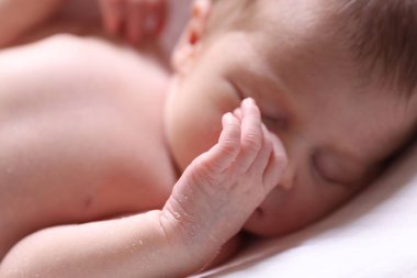 Yatma vakti. İçerde uyuyan sevimli küçük bebek.