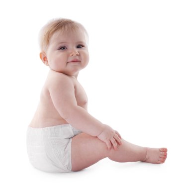 Beyaz arka planda bebek bezi takmış şirin bir bebek.