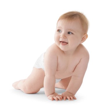 Beyaz arka planda bebek bezi takmış şirin bir bebek.