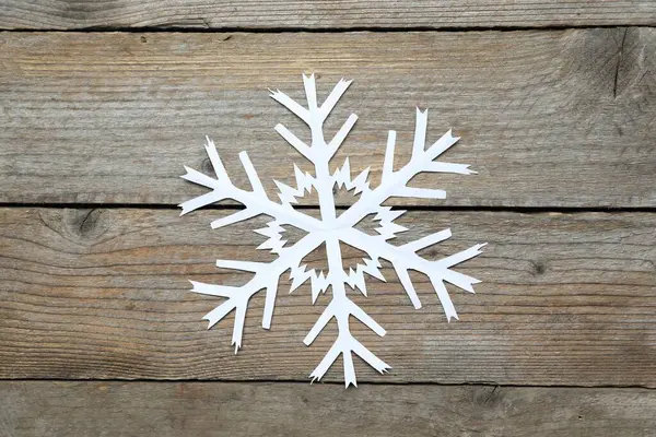 Tahta masada güzel bir kar tanesi, üst manzara.