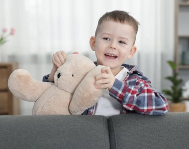 Sevimli küçük çocuk oyuncak ayı evde ile