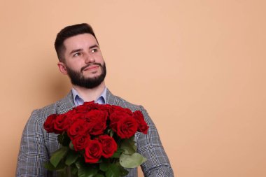Bej arka planda kırmızı gül buketi olan adam, metin için boşluk