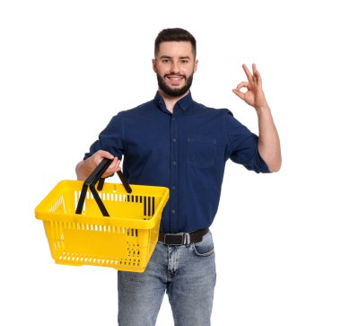 Boş alışveriş sepeti olan bir adam beyaz arka planda iyi niyet gösterisi yapıyor.