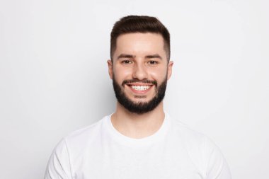 Hafif arka planda yakışıklı adam portresi