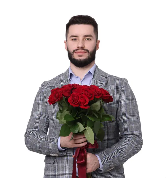 Beyaz arka planda kırmızı gül buketi olan adam.