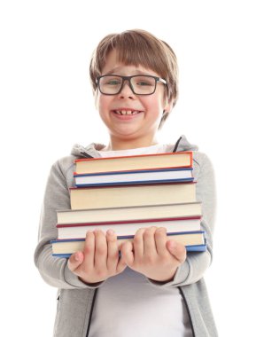 Beyaz arka plan hakkında çok farklı kitapları olan bir çocuk.