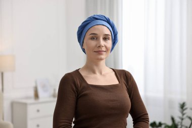 Kapalı alanda türbanlı kanserli genç bir kadının portresi.