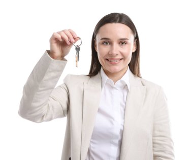 Beyaz arka planda ev şekilli anahtarlığı olan bir emlakçı.