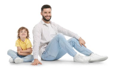 Mutlu baba ve oğlu beyaz arka planda