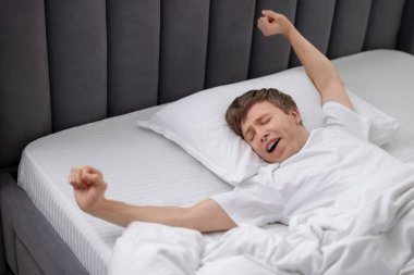 Adam içeride yatakta geriniyor. Günaydın.