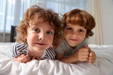 Şirin küçük kardeşler evde yatıyorlar, geniş açılı.