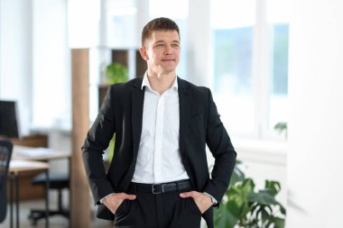 Yakışıklı orta yaşlı bir adamın portresi.