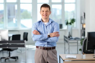 Ofisteki masanın yanındaki yakışıklı adamın portresi.