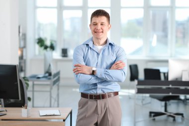 Ofisteki masanın yanındaki yakışıklı adamın portresi.