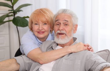 Harika bir son sınıf çifti evde birlikte vakit geçiriyor.