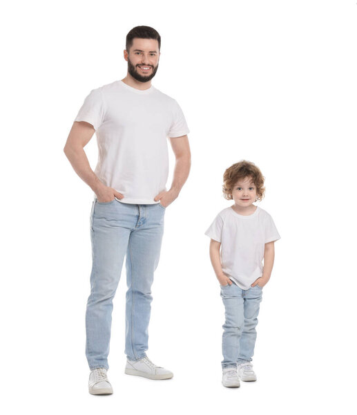 Счастливый отец и его сын на белом фоне