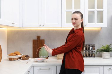 Mutfakta hamamböceklerinden korkan duygusal bir kadın. Haşere sorunu
