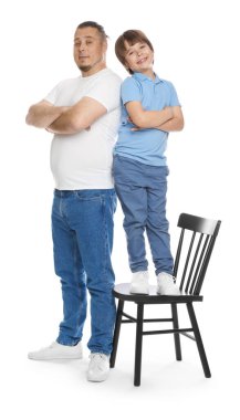 Beyaz arka planda oğlu olan bir baba.