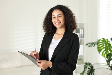 Ofisinde pano ve kalem olan profesyonel bir psikolog.