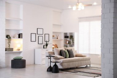 Odada yastıkları olan rahat bir kanepe. İç tasarım