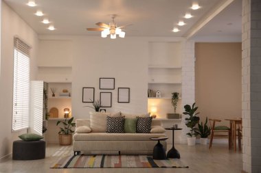 Odada yastıkları olan rahat bir kanepe. İç tasarım