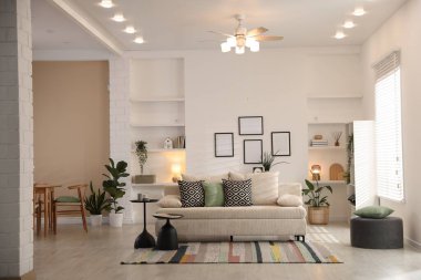 Odada yastıkları olan rahat bir kanepe. İç tasarım