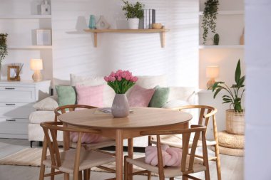 Odada sandalyeler olan şık bir yemek masası. İç tasarım