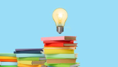 Fikir ve bilgi. Açık mavi arkaplan üzerine havadaki ampul. Pankart tasarımı