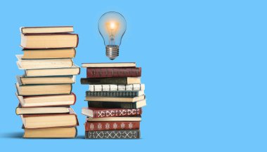 Fikir ve bilgi. Açık mavi arkaplan üzerine havadaki ampul, metin için boşluk. Pankart tasarımı