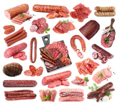 Beyaz arka planda işlenmiş lezzetli et ürünleri, kolaj