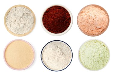 Beyazlar üzerine izole edilmiş farklı tipte un. Üst görünüm