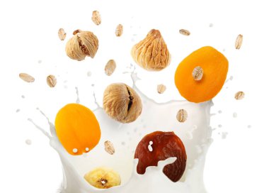 Süt, yulaf ezmesi ve beyaz arka planda kuru meyveler. Sağlıklı kahvaltı.