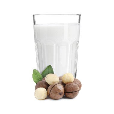 Bardakta fındık sütü ve beyaza izole edilmiş makadamialar.