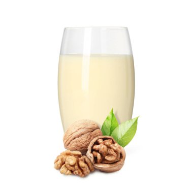 Bardakta fındık sütü ve beyazda ceviz.