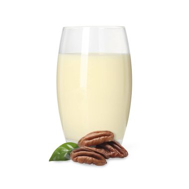 Bardakta fındık sütü ve beyaz cevizler.