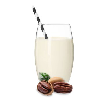 Bardakta fındık sütü ve beyaz cevizler.