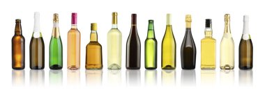 Farklı türde alkollü içeceklerin bulunduğu şişeler beyaz sette izole edilmiş.