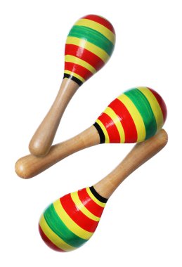 Beyaz arka planda havadaki oyuncak marakalar. Çocukların müzik aleti.