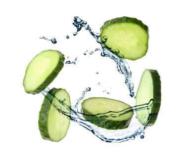 Salatalık dilimleri ve beyaz arka planda havaya su sıçratma